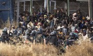 大批移民试图入境西班牙“飞地”，18人在翻越隔离墙时死亡