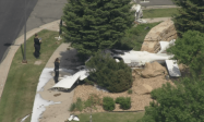 美国科罗拉多州一小型飞机在居民区撞树坠毁！机上2人死亡