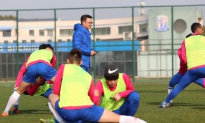 原创 
            中超动态：国足队长蒿俊闵踢校园比赛，上海申花迎来首场热身赛